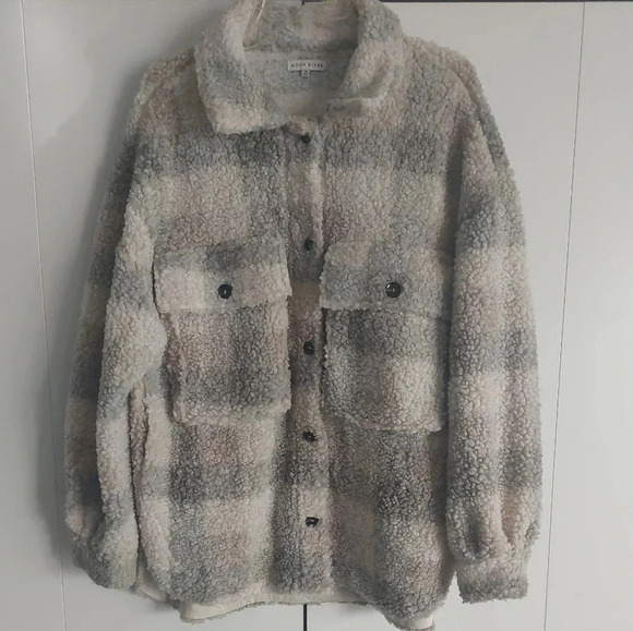 Moon River Plaid Shacket Teddy fuzzy Oversized Size Medium Beige gray - Picture 2 of 5